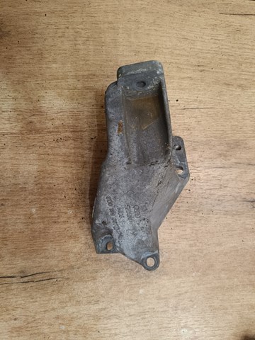 Кронштейн подушки (опоры) двигателя, левой 8D0199307L VAG