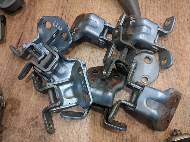 Петля передней двери правая EA0159240C MAZDA