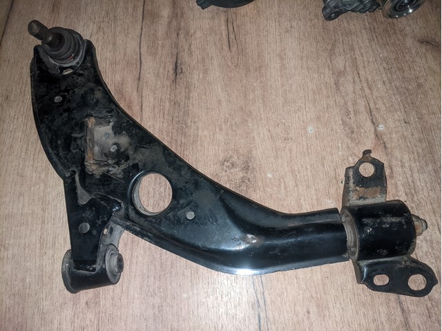 Правый рычаг передней нижней подвески GE4T34300E MAZDA