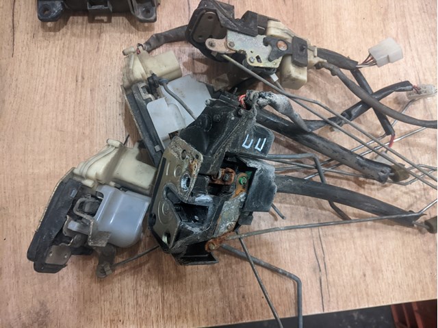 Замок задней двери, правой GE6V72310B MAZDA