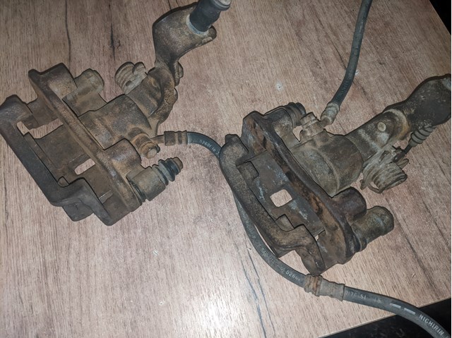 Задний правый суппорт GG5B26980B MAZDA