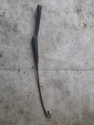 Рычаг-поводок стеклоочистителя лобового стекла Ауди А6 C4