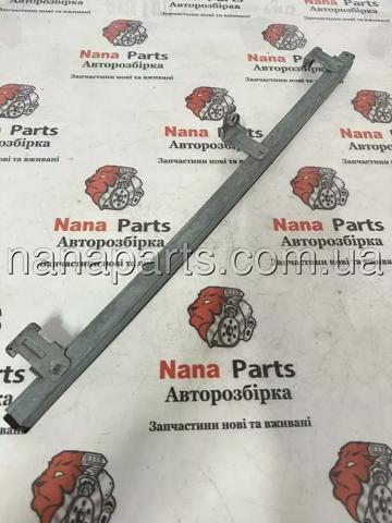 Направляющая стекла рамки двери, переднего левая 8200683409 RENAULT