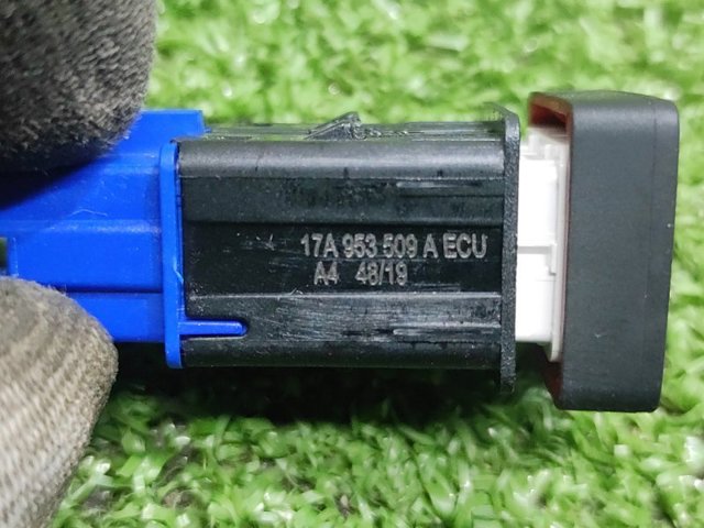 VAG 17A953509A Кнопка включения аварийного сигнала в наличии Павлоград