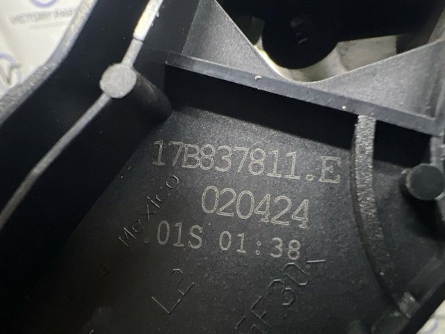 VAG 17B837811E Держатель наружной ручки двери передней левой в наличии Николаев