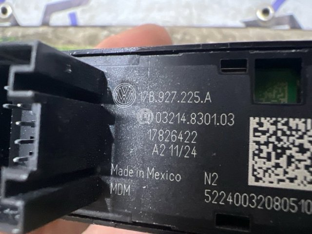 17B927225A Клавиша электромеханического стояночного тормоза купить Днепр