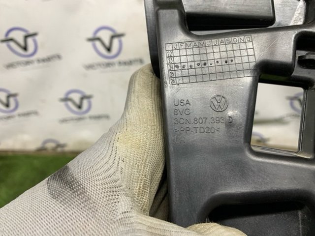 VAG 3CN807393D Направляющая заднего бампера левая в наличии Черновцы