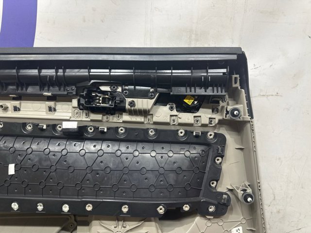3CN867212FHTW VAG Обшивка (облицовка) внутренняя двери задней правой купить в Житомир