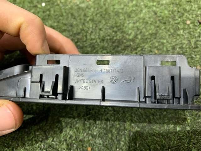 VAG 3CN867255A82V Панель (накладка) блока управления стеклоподъемником передняя левая в наличии Ирпень