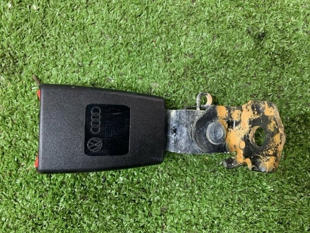 Рычаг фиксатор ремня безопасности задний правый 4G88577399B9 VAG