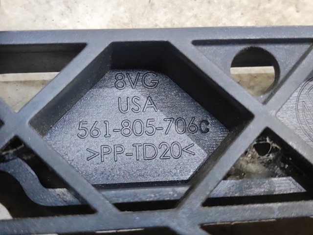 561805706C VAG Кронштейн бампера переднего центральный купить в Запорожье