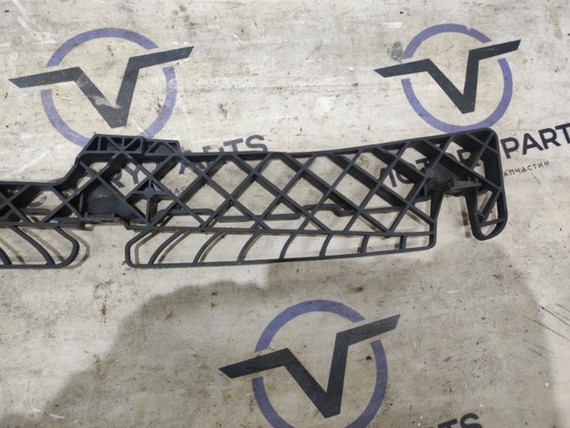 VAG 561805706C Кронштейн бампера переднего центральный в наличии Каменское