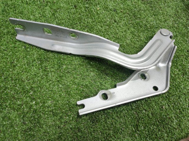 VAG 561823302D Петля капота правая в наличии Киев