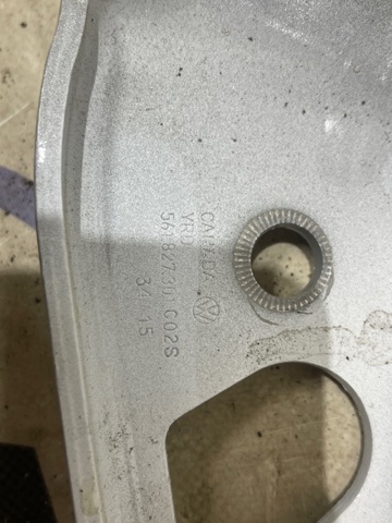 VAG 561827301C Петля крышки багажника в наличии Кривой Рог