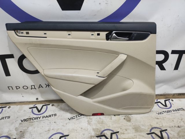 Облицовка задней правой двери 561867211 VAG