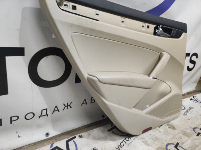 VAG 561867211 Обшивка (облицовка) внутренняя двери задней правой в наличии Чернигов