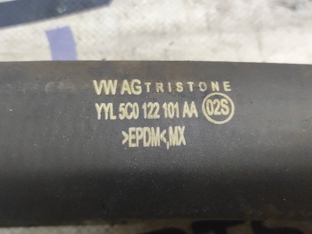 VAG 5C0122101AA Шланг (патрубок) радиатора охлаждения верхний в наличии Днепр