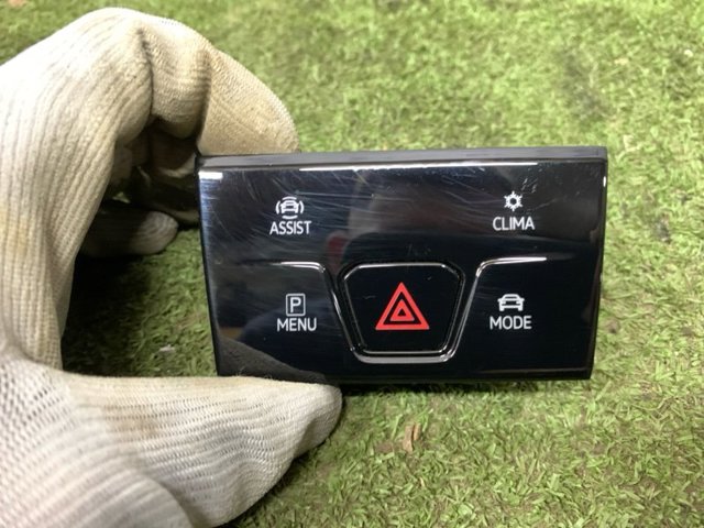 Кнопка аварийного сигнала Volkswagen Golf VIII