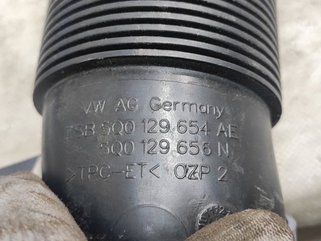 5Q0129654AE Выпускной патрубок воздушного фильтра купить Тернополь