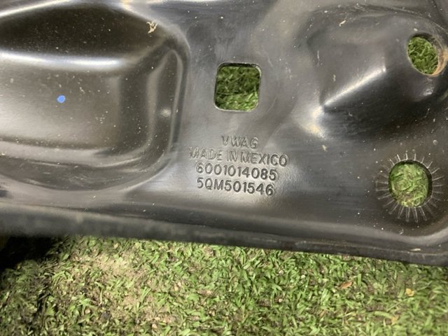 5QM501546 VAG Кронштейн задней балки купить в Ужгород