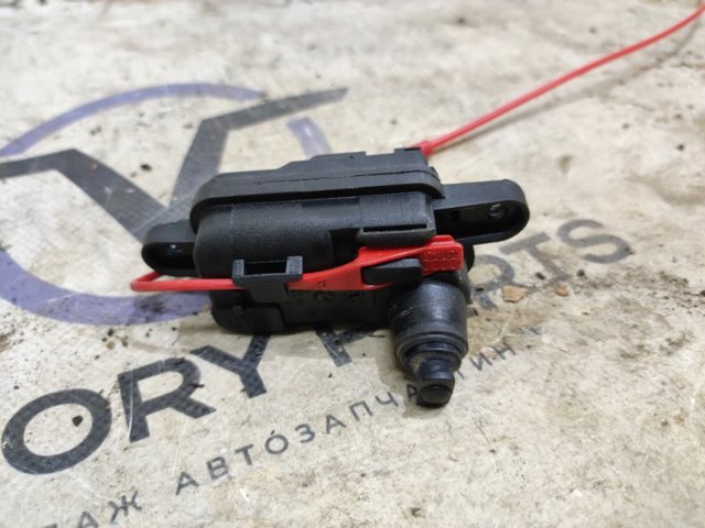 VAG 8S0862153A Мотор-привод открытия лючка бака в наличии Тернополь