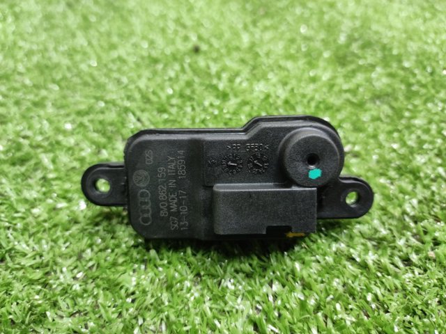 Мотор-привод открытия лючка бака 8V0862159 VAG
