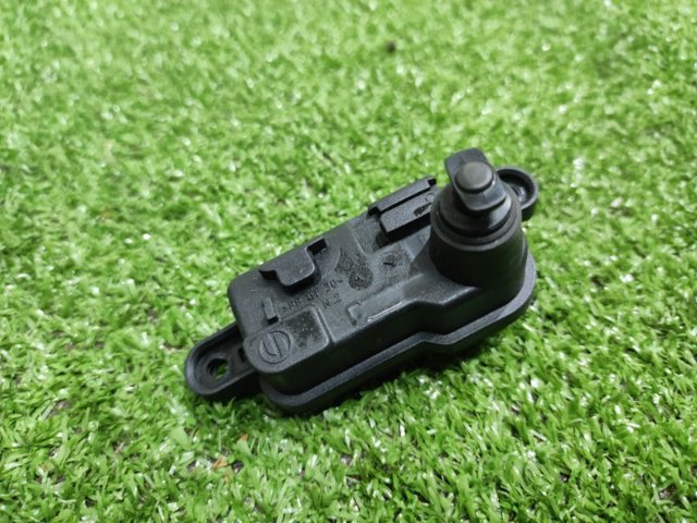 8V0862159 VAG Мотор-привод открытия лючка бака купить в Черновцы