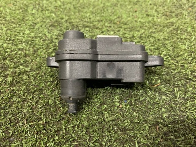 8V4862159B Мотор-привод открытия лючка бака купить Сумы