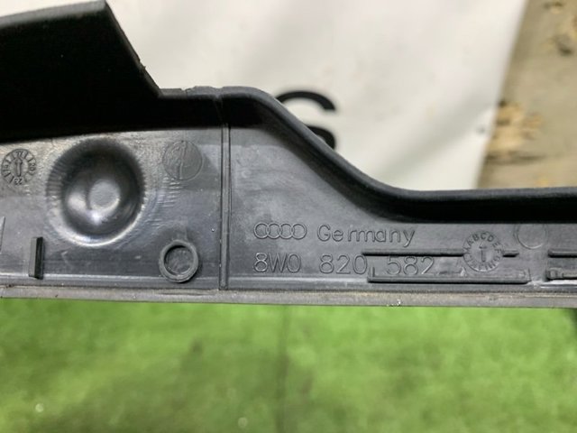 VAG 8W0820582C Заглушка жабо боковая в наличии Винница