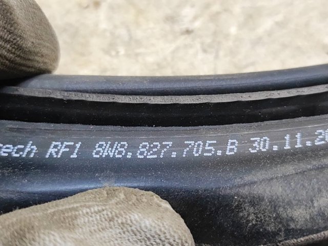 VAG 8W8827705B Уплотнитель багажника (двери 3/5-й задней) в наличии Чернигов