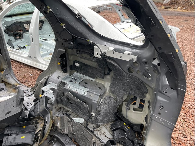 LR084290 LAND ROVER Крыло заднее правое купить в Сумы