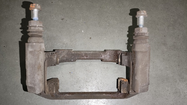 Скоба тормозного суппорта заднего LR036569 LAND ROVER