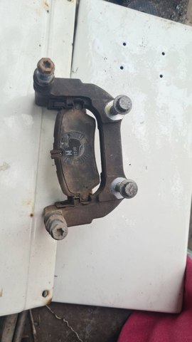 LR036571 LAND ROVER Скоба тормозного суппорта заднего купить в Ирпень