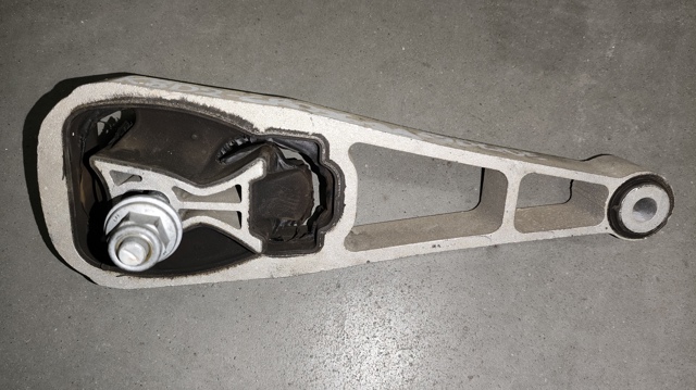 Подушка двигателя правая верхняя LR114069 LAND ROVER