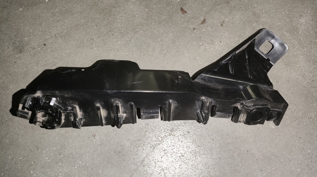 Правое крепление переднего бампера LR137781 LAND ROVER