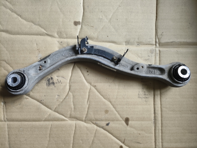 Балансир задний верхний LR172512 LAND ROVER
