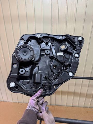 Механизм стеклоподъемника правой задней двери 51358498856 BMW