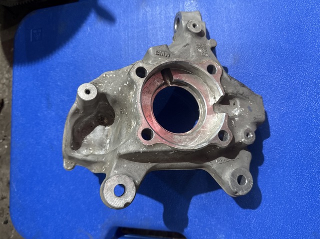 Цапфа передняя левая 31216876643 BMW