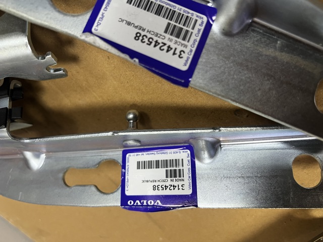 VOLVO 31424538 Петля капота правая в наличии Чернигов