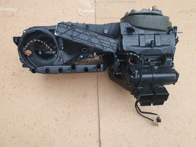 VAG 561898063 Корпус печки в сборе в наличии Сумы