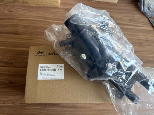 Корпус термостата в сборе 256002G500 HYUNDAI