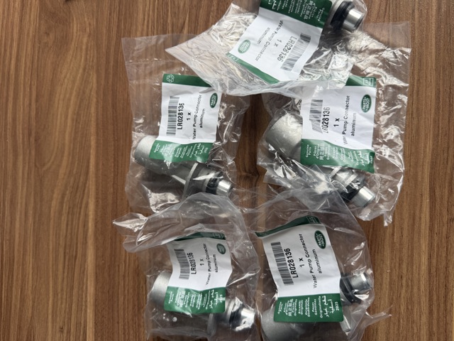 Патрубок системи охолодження LR028136 LAND ROVER