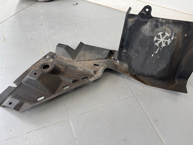 Защита двигателя, правая MR989686 MITSUBISHI