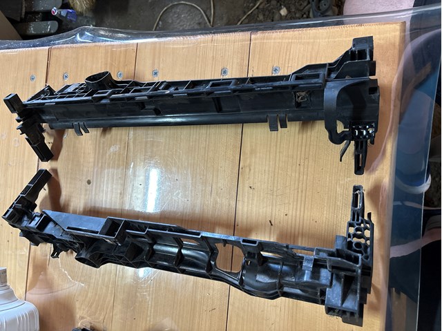 Кронштейн радиатора левый A0995040700 MERCEDES