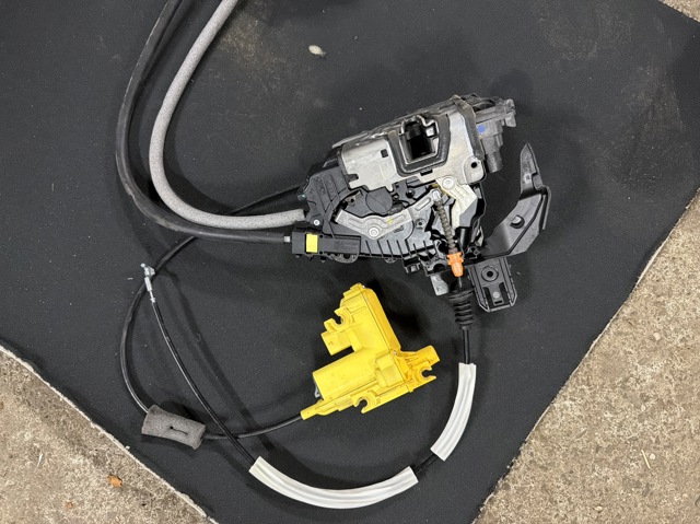 Замок передней левой двери A0997209901 MERCEDES