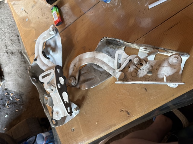 MERCEDES A2138800228 Петля капота правая в наличии Киев