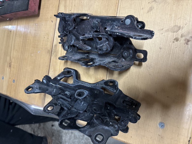 Завеса капота правая A2228800228 MERCEDES