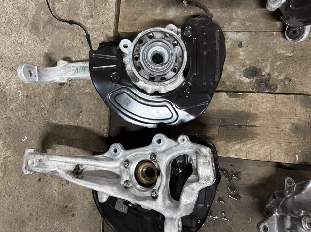 Цапфа поворотного кулака A2233323200 MERCEDES