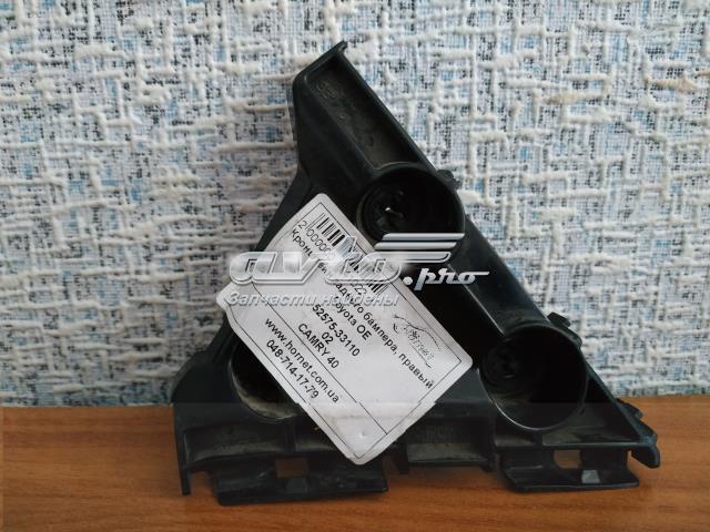 Правый кронштейн заднего бампера 5257533110 TOYOTA