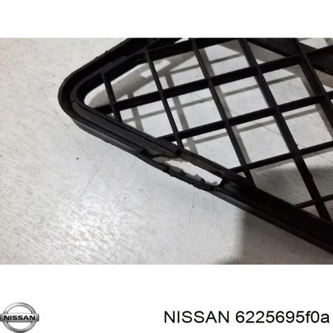 Решетка бампера переднего 6225695F0A NISSAN